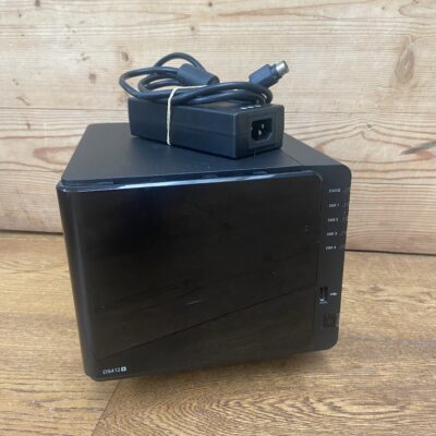DS412+ Front Synology DS412+ (4gb ram upgrade)