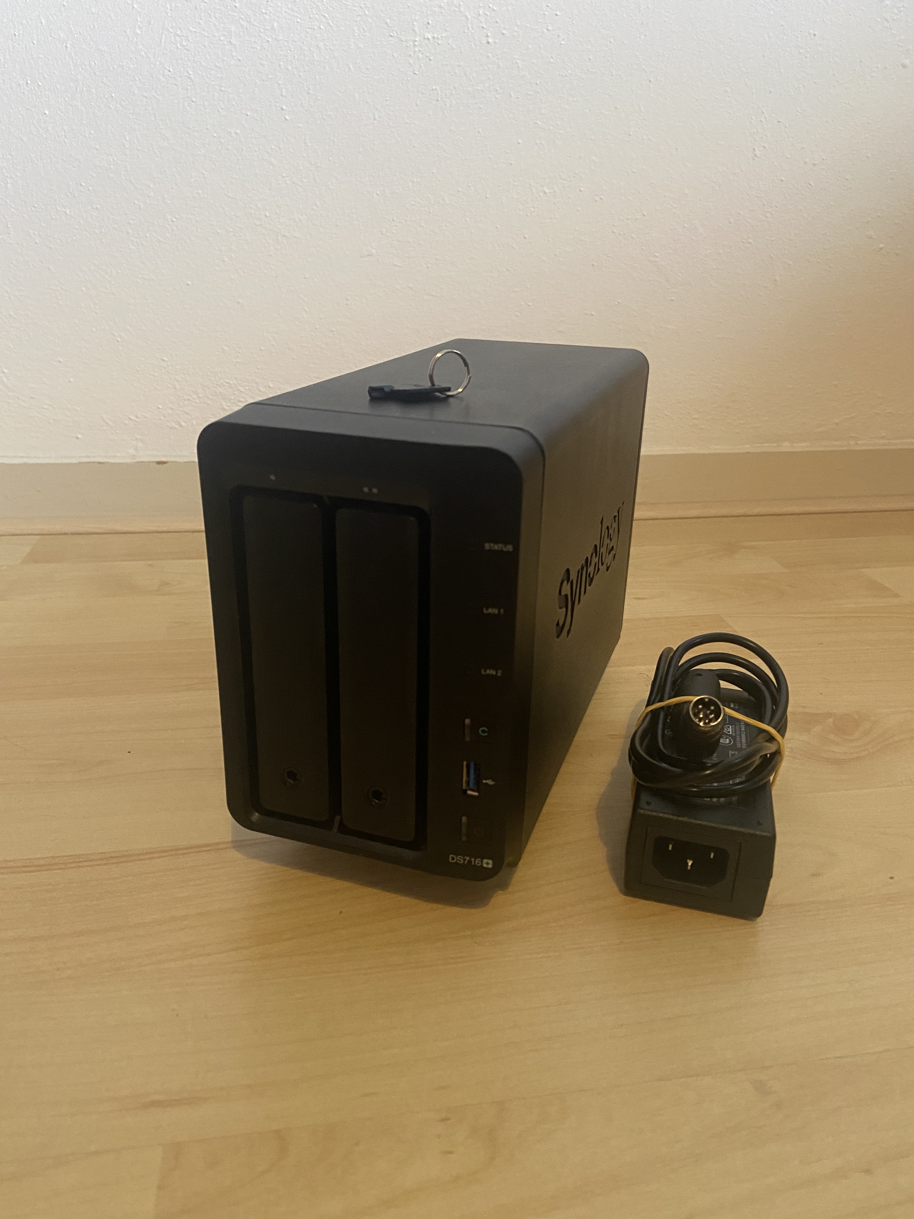 DS716+ Front Synology DS716+ (8gb ram upgrade)
