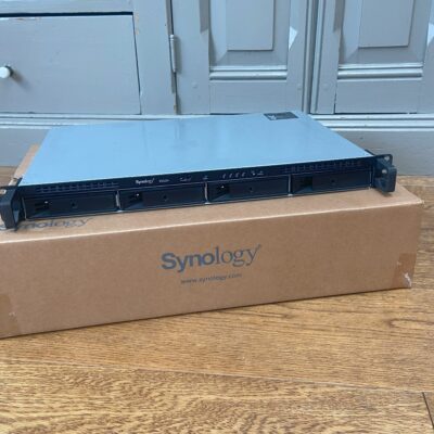 Front met doos Synology RS422+ rackserver met originele verpakking