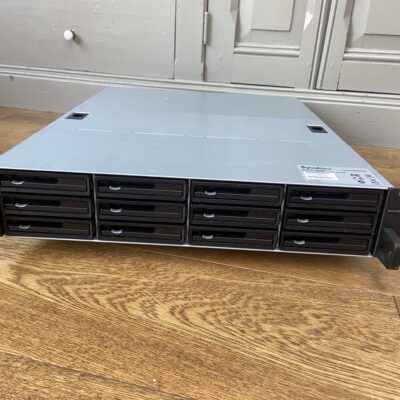 Synology RS2414RP+ Front Een Synology RS2414RP+ rackserver vanaf de voorzijde gefotografeerd