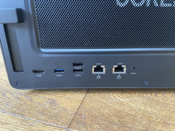 Ugreen DXP8800Plus Aansluitingen Ugreen DXP8800Plus Aansluitingen